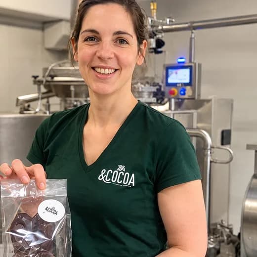 Chocolatière d’Ecocoa dans son atelier à Péruwelz
